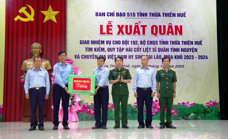 Đồng chí Thiếu tướng Phan Văn Sỹ, Phó Chủ nhiệm Chính trị Quân khu 4 tặng quà cho Đội 192.