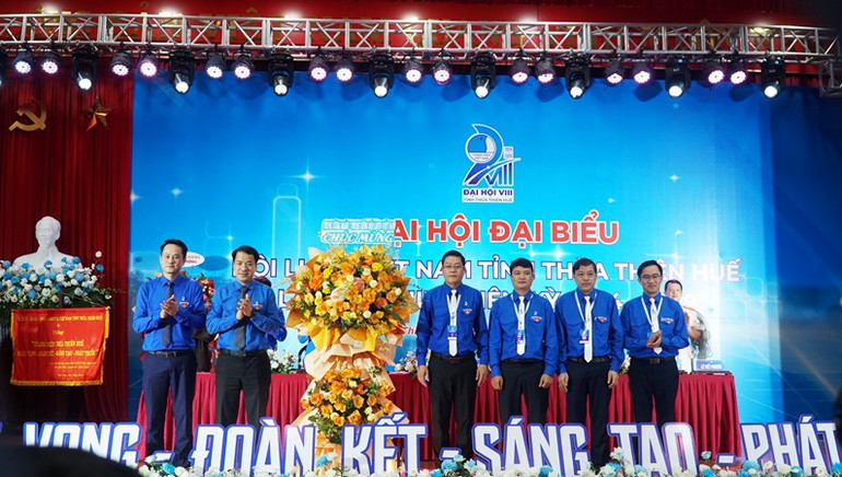 Lãnh đạo Trung ương Đoàn, Trung ương Hội Liên hiệp Thanh niên Việt Nam tặng hoa chúc mừng Đại hội.