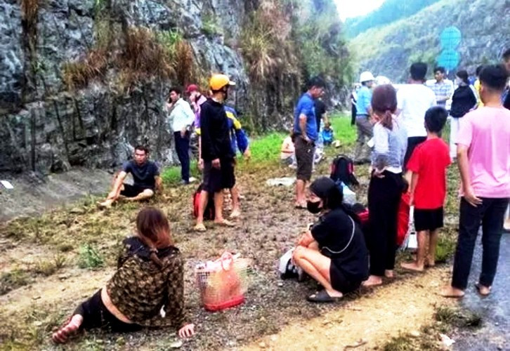 Hàng chục hành khách đi trên xe ô-tô hoảng sợ sau vụ tai nạn. Hàng chục hành khách đi trên xe ô-tô hoảng sợ sau vụ tai nạn.