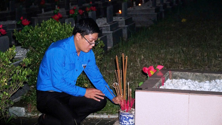 Bí thư Tỉnh đoàn Nguyễn Thanh Hoài dâng hương tại các phần mộ liệt sĩ.