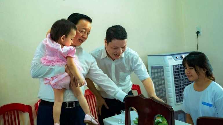 Phó Thủ tướng Trần Hồng Hà thăm và tặng quà cho trẻ em tại Làng trẻ em SOS Huế.