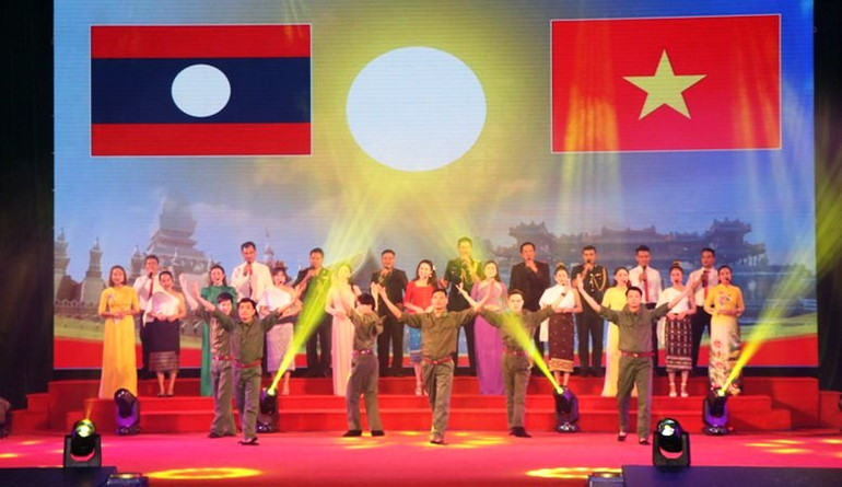 Chương trình nghệ thuật do các đội văn nghệ của các Thừa Thiên Huế, Salavan và Sekong và của 10 tỉnh Việt Nam có chung đường biên giới với Lào thực hiện.