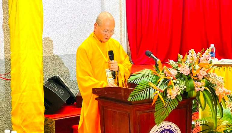 Hòa thượng Thích Hải Ấn, Viện trưởng Học viện Phật giáo Việt Nam tại Huế, Trưởng ban Tổ chức khai mạc hội thảo.