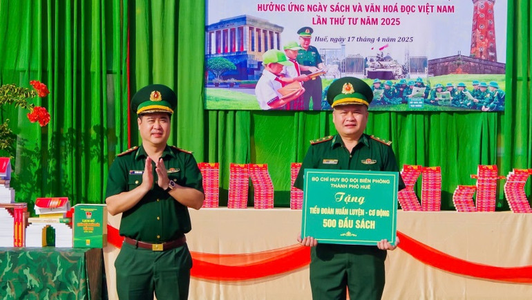 Bộ chỉ huy Bộ đội Biên phòng thành phố Huế tặng 500 đầu sách cho Tiểu đoàn Huấn luyện-Cơ động.