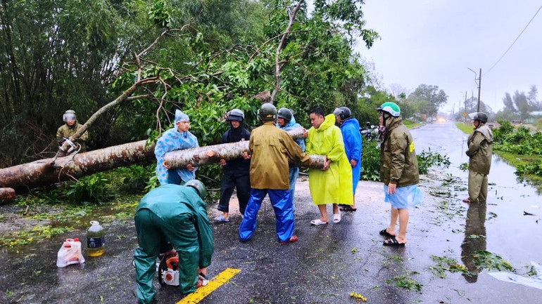 Cán bộ, chiến sĩ Công an tỉnh Thừa Thiên Huế giúp dân phòng chống bão, lụt.