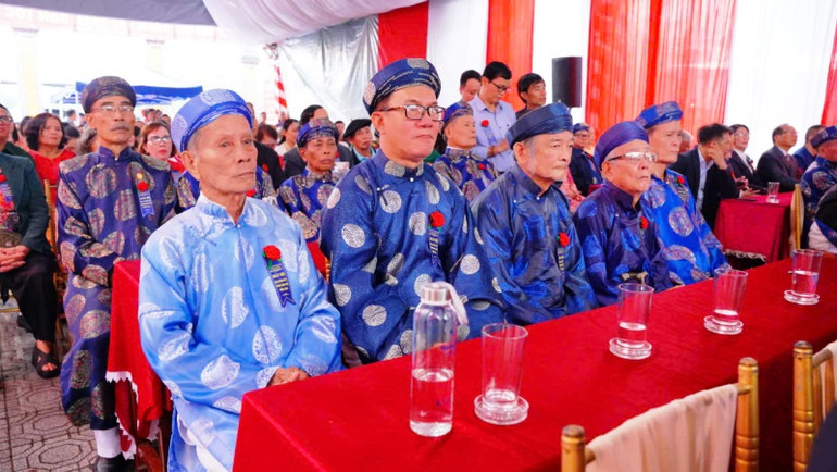 Các bô lão cùng bà con nhân dân tại Tổ dân phố 11, phường Kim Long, thành phố Huế đến với Ngày hội.