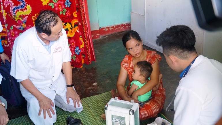 Đoàn còn tặng 10 tủ thuốc y tế cùng các phần quà và trang thiết bị y tế cần thiết trong gia đình cho các gia đình chính sách trên địa bàn xã Thượng Long. Đoàn còn tặng 10 tủ thuốc y tế cùng các phần quà và trang thiết bị y tế cần thiết trong gia đình cho các gia đình chính sách trên địa bàn xã Thượng Long.