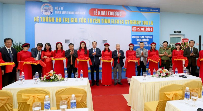 Cắt băng khánh thành hệ thống máy xạ trị gia tốc tuyến tính Synergy 160 lá thế hệ mới. (Ảnh: Th.Hiển)