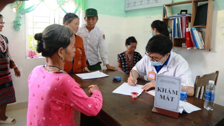 Các y, bác sĩ trẻ tư vấn, khám bệnh bệnh về mắt cho các cụ già, neo đơn. Các y, bác sĩ trẻ tư vấn, khám bệnh bệnh về mắt cho các cụ già, neo đơn.