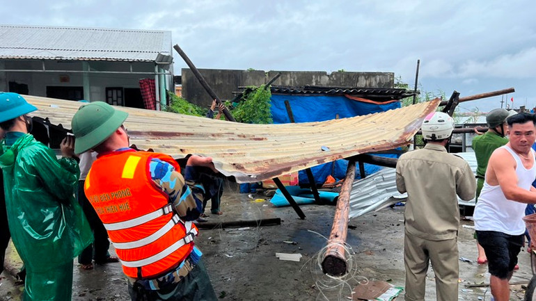 Cán bộ, chiến sĩ Công an phường Thuận An (TP Huế) phối hợp Bộ đội Biên phòng, dân quân tự vệ và Ban bảo vệ dân phố giúp dân di dời tài sản, khắc phục hậu quả do thiên tai gây ra.