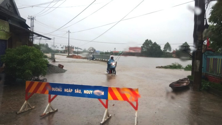 Nước ngập sâu đoạn qua cầu Phương Thạnh, thôn Sơn Tùng, xã Phong Hiền (huyện Phong Điền). (Ảnh: CTV) Nước ngập sâu đoạn qua cầu Phương Thạnh, thôn Sơn Tùng, xã Phong Hiền (huyện Phong Điền). (Ảnh: CTV)