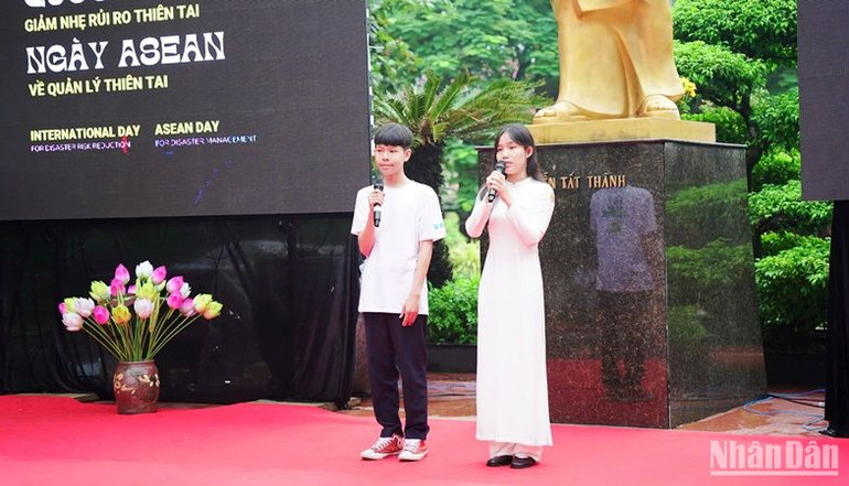 Học sinh Trường THPT chuyên Quốc học Huế diễn thuyết về phòng tránh rủi ro do thiên tai.