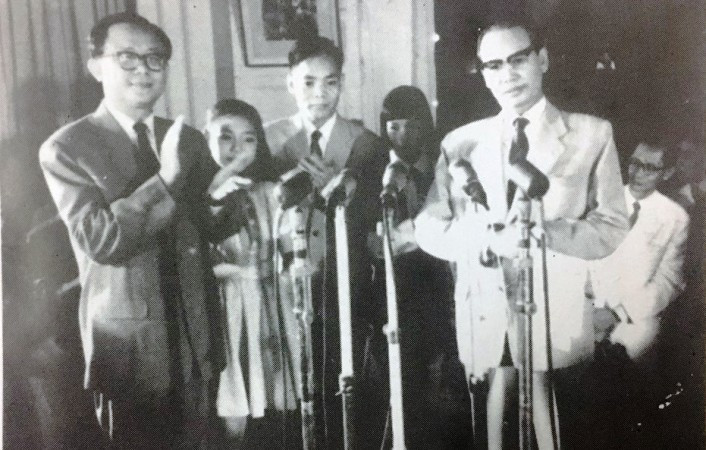 Nhà thơ Thanh Hải (người đứng giữa) trong Đoàn đại biểu Mặt trận Dân tộc Giải phóng miền nam đầu tiên ra thăm miền bắc, tháng 10/1962. (ảnh: TL) Nhà thơ Thanh Hải (người đứng giữa) trong Đoàn đại biểu Mặt trận Dân tộc Giải phóng miền nam đầu tiên ra thăm miền bắc, tháng 10/1962. (ảnh: TL)