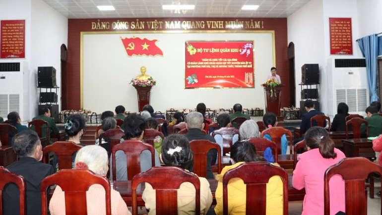 Quang cảnh buổi tặng quà. Quang cảnh buổi tặng quà.