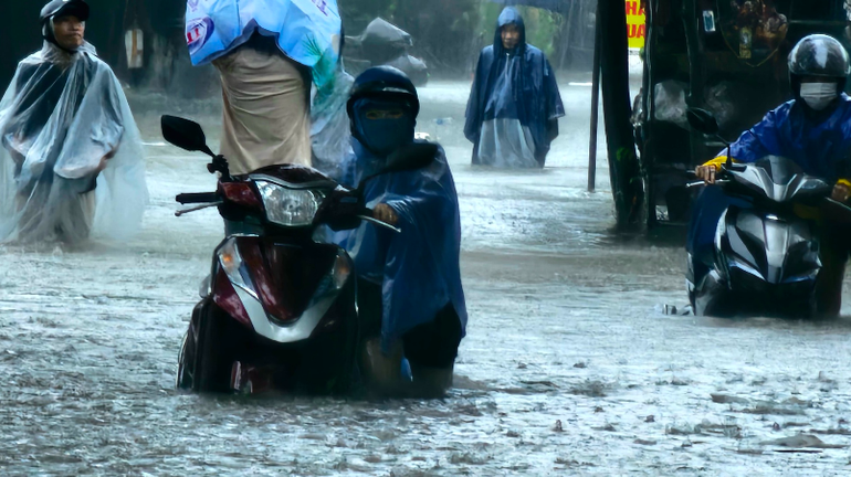 Nhiều nơi thấp trũng tại thành phố Huế ngập sâu từ 0,3 đến 0,5m.