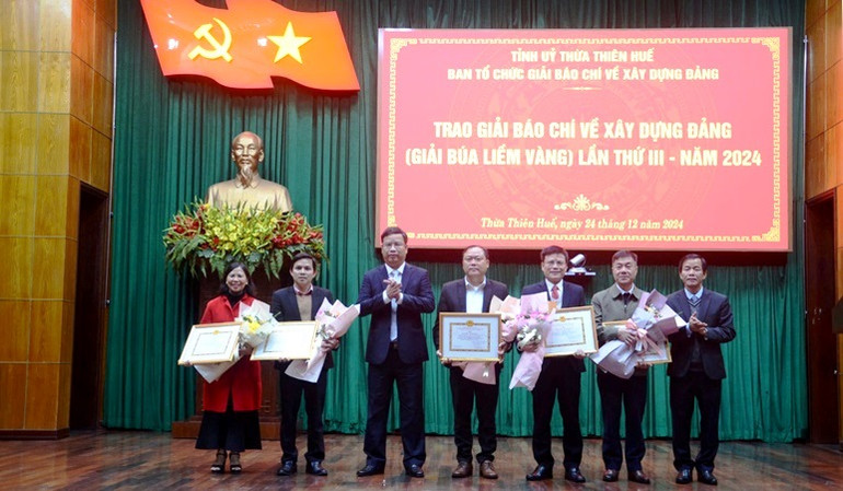 Lãnh đạo tỉnh trao giải tập thể cho các đơn vị có thành tích trong tổ chức phát động, tham gia Giải Búa liềm vàng của tỉnh.