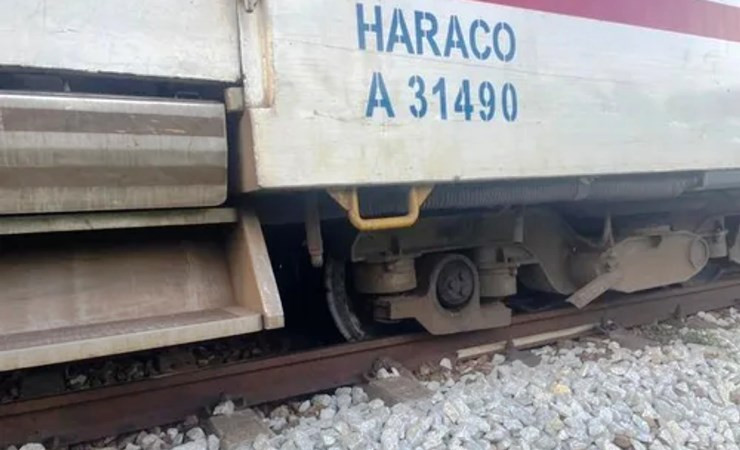 Ngành đường sắt và lực lượng chức năng đang lên phương án khắc phục sự cố để sớm thông tuyến.