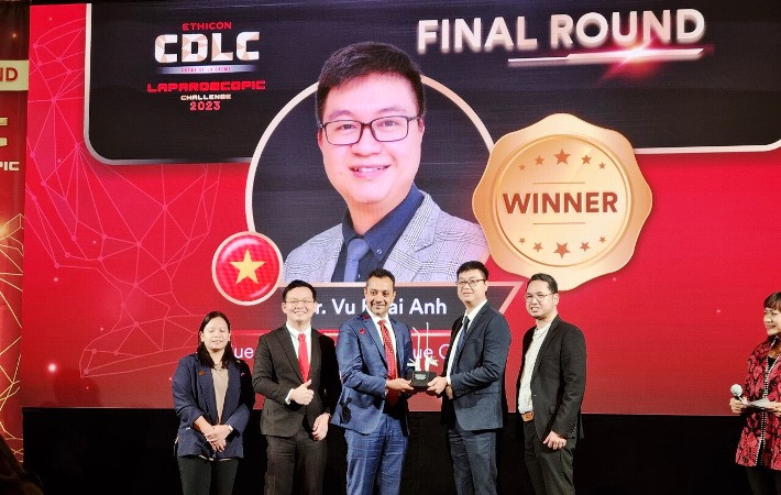 Trao giải Nhất cho đại diện ê-kíp phẫu thuật Bệnh viện Trung ương Huế. (Ảnh: BVH).