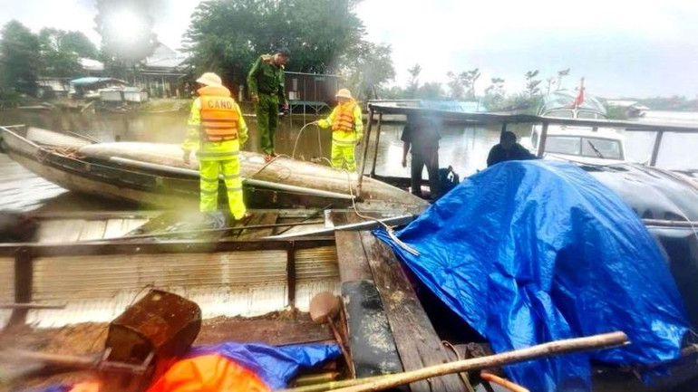 Công an TP Huế vận động các chủ thuyền di chuyển đến nơi neo đậu an toàn đề phòng mưa lũ.