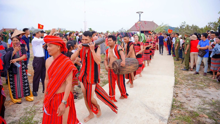 Đồng bào các dân tộc đến lễ khánh thành Làng văn hóa các dân tộc thiểu số huyện A Lưới.