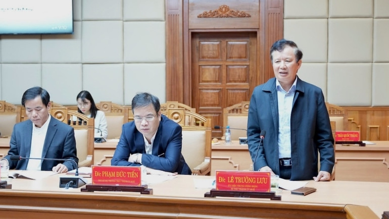 Ủy viên Trung ương Đảng, Bí thư Thành ủy, Chủ tịch Hội đồng nhân dân thành phố, Trưởng Đoàn đại biểu Quốc hội thành phố Lê Trường Lưu tham gia ý kiến.