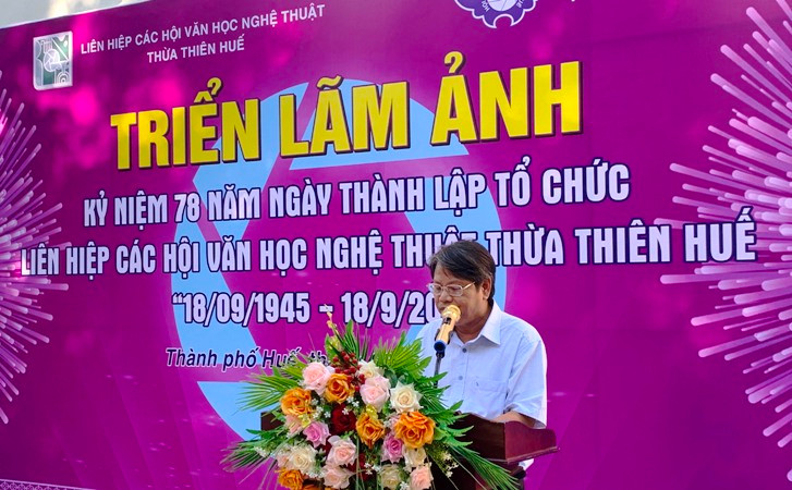 Chủ tịch Liên hiệp các Hội Văn học nghệ thuật tỉnh Thừa Thiên Huế, nhà văn Hồ Đăng Thanh Ngọc phát biểu khai mạc triển lãm. Chủ tịch Liên hiệp các Hội Văn học nghệ thuật tỉnh Thừa Thiên Huế, nhà văn Hồ Đăng Thanh Ngọc phát biểu khai mạc triển lãm.