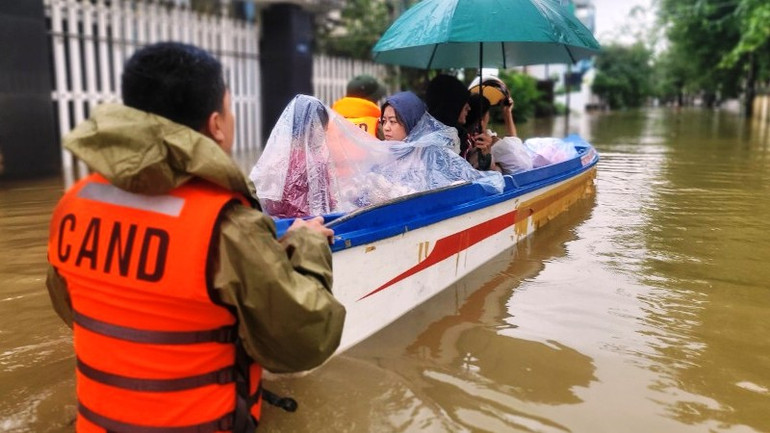 Công an thị xã Hương Trà cứu người bị nạn tại xã Bình Tiến đưa đi cấp cứu kịp thời.