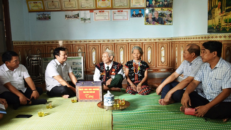 Bí thư Tỉnh ủy Lê Trường Lưu tặng quà gia đình bệnh binh Trần Minh Đức, ở xã Thượng Long, huyện Nam Đông. (Ảnh: CTV) Bí thư Tỉnh ủy Lê Trường Lưu tặng quà gia đình bệnh binh Trần Minh Đức, ở xã Thượng Long, huyện Nam Đông. (Ảnh: CTV)