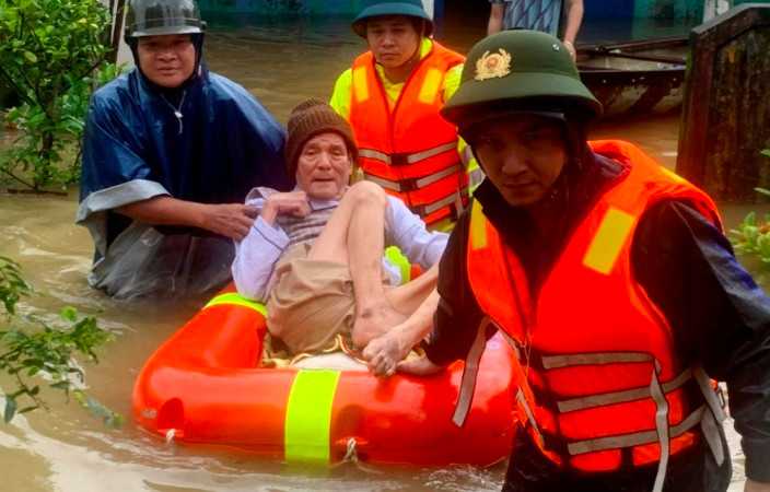 Công an phường Hương Vĩnh (thành phố Huế) đang giúp dân di chuyển đến vùng cao.