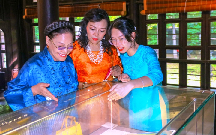 Giới thiệu đến du khách những hiện vật tiêu biểu thời Khải Định.