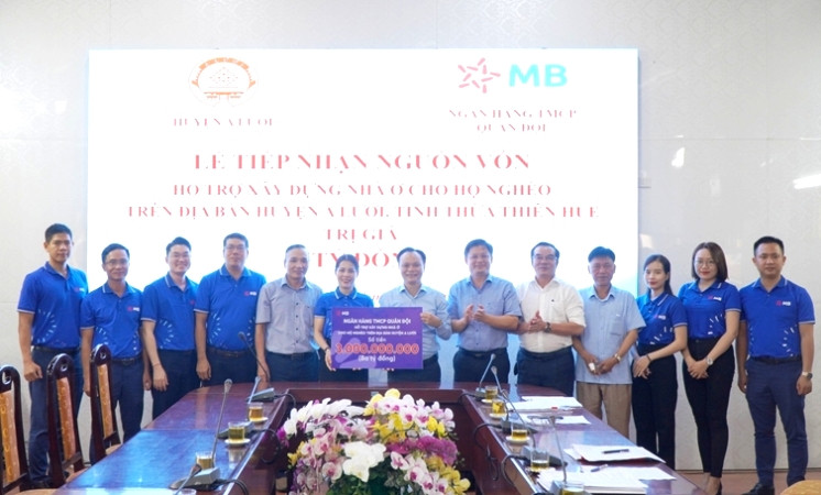 Lãnh đạo Ủy ban nhân dân tỉnh, huyện A Lưới cùng MB tại lễ trao tiền hỗ trợ xây nhà ở cho hộ nghèo. (Ảnh: VB)