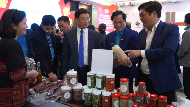 Lãnh đạo thành phố và Liên đoàn Lao động tham quan các gian hàng tại Chợ Tết Công đoàn 2025.