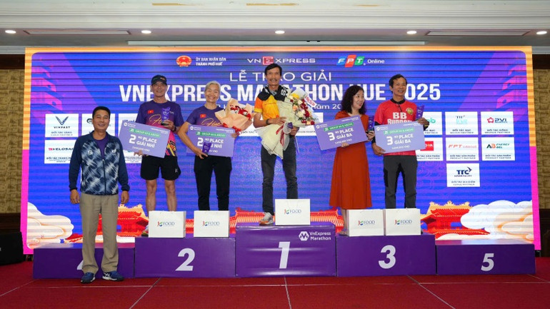 Sôi động Giải VnExpress Marathon Huế 2025 ảnh 30