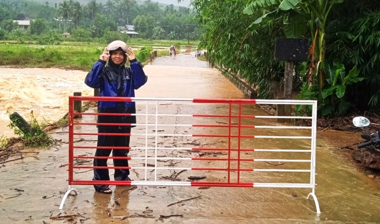 Mưa lớn khiến nhiều tuyến đường ở huyện Nam Đông bị ngập. (ảnh: CTV)