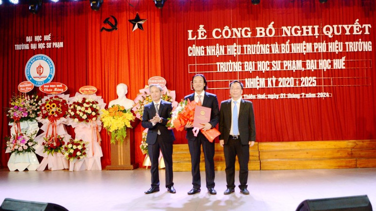 Trao Nghị quyết bổ nhiệm Tiến sĩ Nguyễn Thanh Hùng giữ chức vụ Phó Hiệu trưởng Trường đại học Sư phạm Huế.