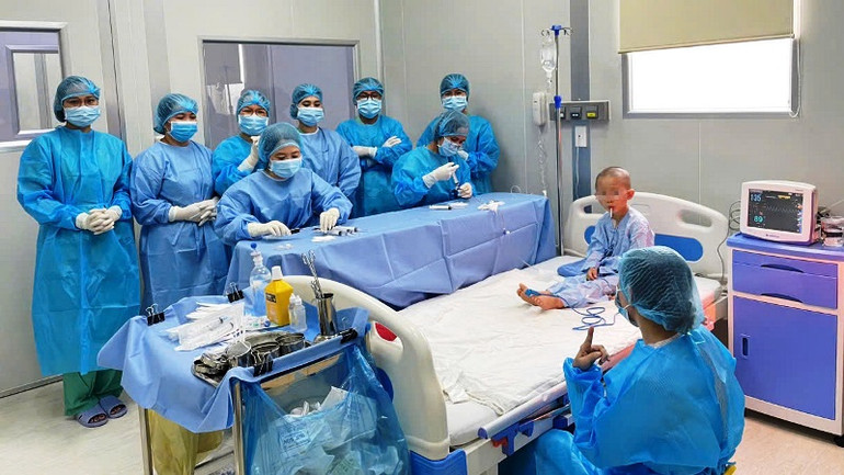 Bệnh nhi ghép tủy được theo dõi và chăm sóc đặc biệt.