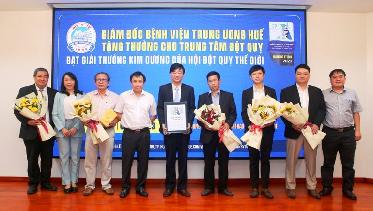 Ban Giám đốc Bệnh viện Trung ương Huế khen thưởng Trung tâm Đột quỵ và các cá nhân có thành tích xuất sắc. (Ảnh: BVH)