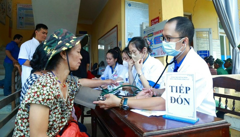 Người dân nghèo, các gia đình chính sách được khám, cấp phát thuốc chữa bệnh miễn phí. Người dân nghèo, các gia đình chính sách được khám, cấp phát thuốc chữa bệnh miễn phí.