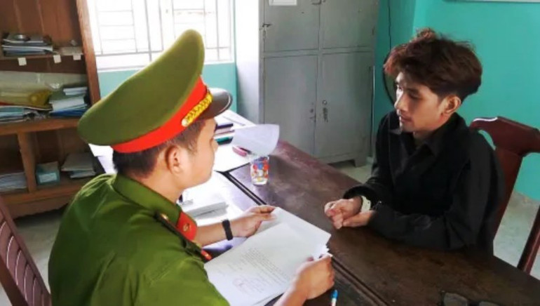 Đối tượng Lê Viết Hoàng Hiếu tại cơ quan Công an. (Ảnh: Công an cung cấp)