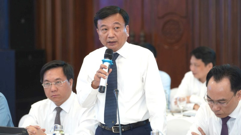 Thứ trưởng Giao thông vận tải Nguyễn Danh Huy nêu kiến nghị tại phiên họp.