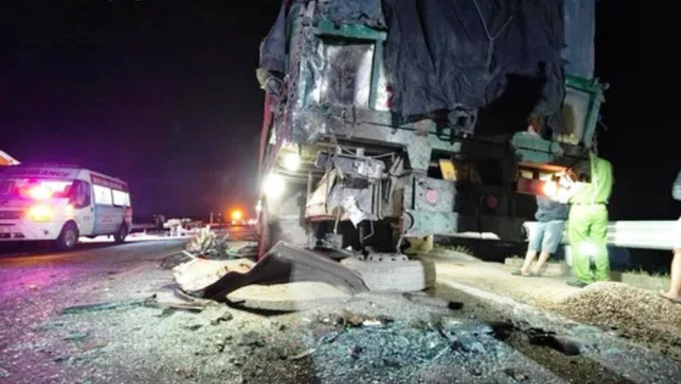 Vụ tai nạn khiến 2 vợ chồng trẻ người tử vong tại chỗ và 9 người khác bị thương.