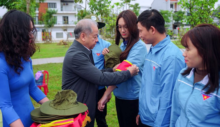Phó Bí thư Thường trực Tỉnh ủy Phan Ngọc Thọ động viên đội hình Thanh niên tình nguyện "Vì một Huế xanh".