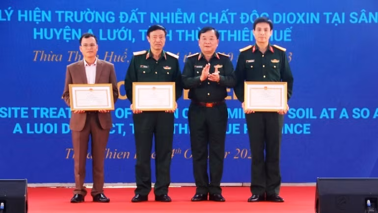 Thứ trưởng Hoàng Xuân Chiến trao tặng Bằng khen của Bộ trưởng Quốc phòng cho các tập thể có thành tích xuất sắc trong thực hiện dự án.