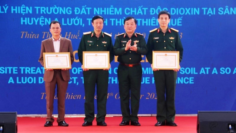 Thứ trưởng Hoàng Xuân Chiến trao tặng Bằng khen của Bộ trưởng Quốc phòng cho các tập thể có thành tích xuất sắc trong thực hiện dự án.