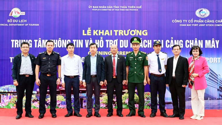 Lãnh đạo ngành du lịch và các ban, ngành chụp ảnh lưu niệm tại lễ khai trương Trung tâm Thông tin và Hỗ trợ du khách. Lãnh đạo ngành du lịch và các ban, ngành chụp ảnh lưu niệm tại lễ khai trương Trung tâm Thông tin và Hỗ trợ du khách.