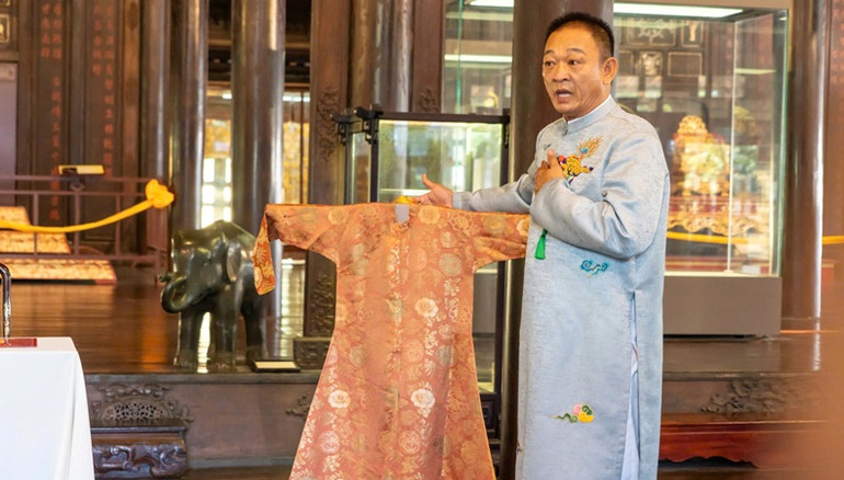 Ngay sau lễ tiếp nhận, hai chiếc áo dài của Hoàng Thái hậu Từ Cung đã được Bảo tàng Cổ vật Cung đình Huế đưa vào trưng bày trong tủ kính để du khách chiêm ngưỡng.