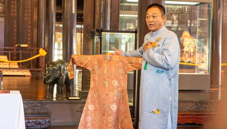 Ngay sau lễ tiếp nhận, hai chiếc áo dài của Hoàng Thái hậu Từ Cung đã được Bảo tàng Cổ vật Cung đình Huế đưa vào trưng bày trong tủ kính để du khách chiêm ngưỡng.