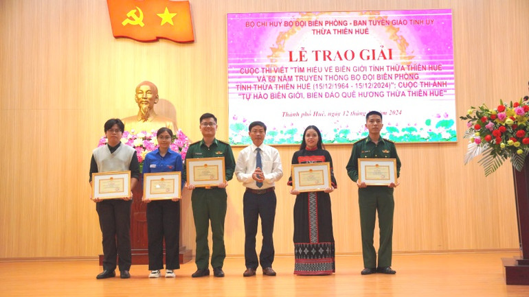 Lãnh đạo Ban Tuyên giáo Tỉnh ủy trao các giải Nhì cho các tác giả tham gia 2 cuộc thi.