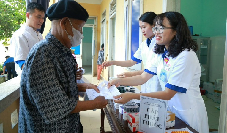 Nhiều cán bộ hưu trí, gia đình chính sách được khám bệnh, tư vấn thuốc điều trị. Nhiều cán bộ hưu trí, gia đình chính sách được khám bệnh, tư vấn thuốc điều trị.