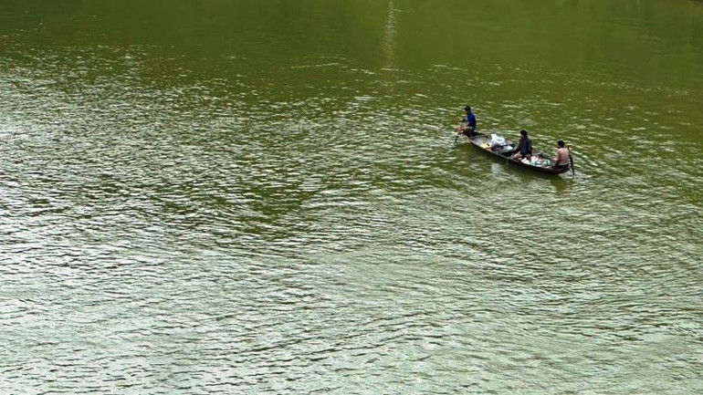 Hiện, bà con thân nhân cùng các đơn vị chức năng tiếp tục tìm kiếm nạn nhân mất tích còn lại.